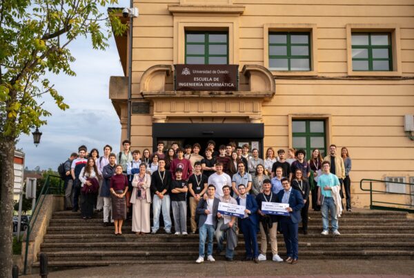 Participantes de la Hackathon TalentUO 2026 en la entrada de la Escuela de Ingeniería Informática de la Universidad de Oviedo